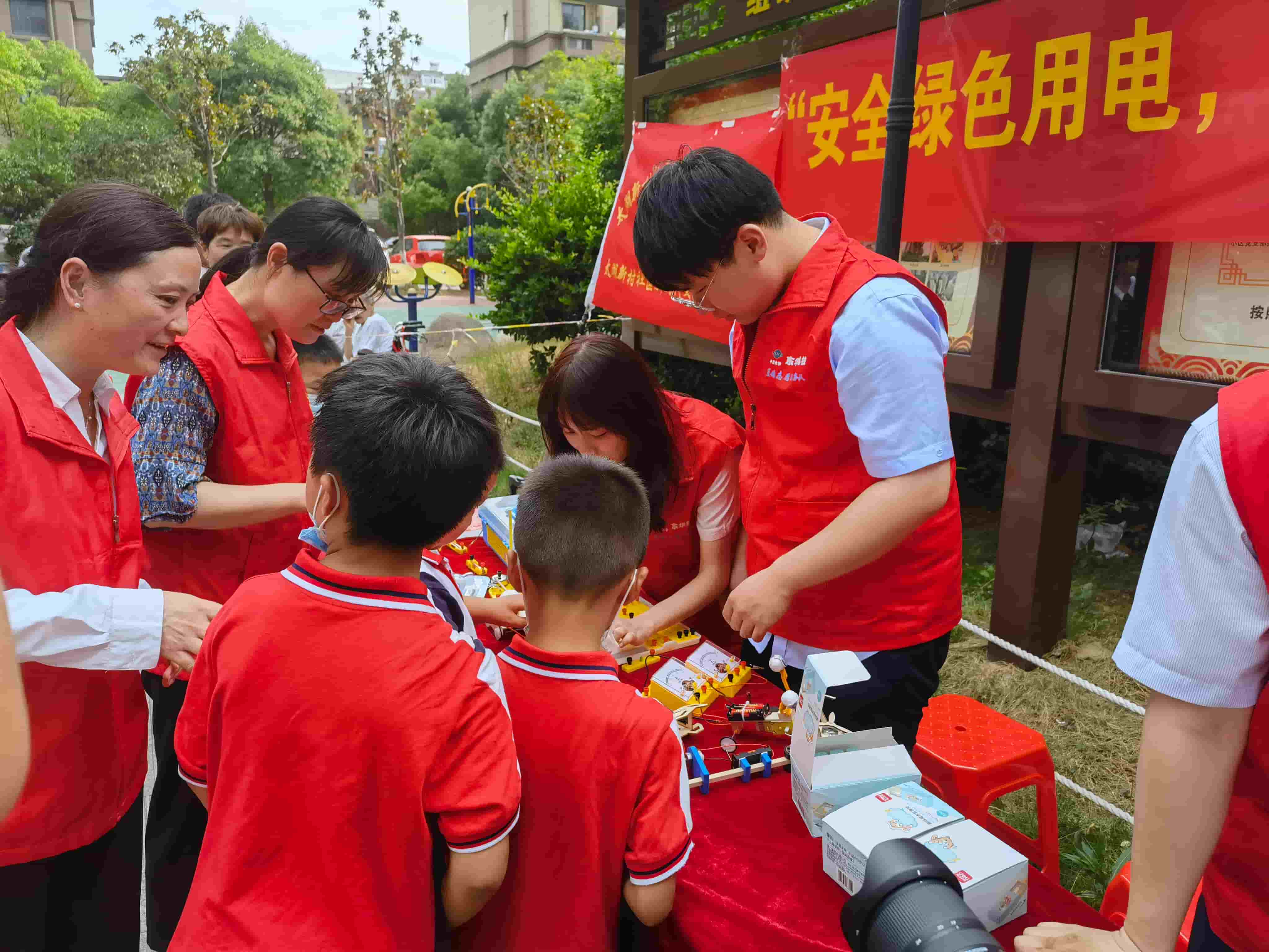 2021年6月21日，藍(lán)鴿志愿服務(wù)隊(duì)前往社區(qū)開展“安全用電，安全你我”志愿活動（1）